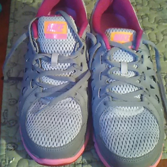 Woman's Nike  shoes - Picture 2 of 5